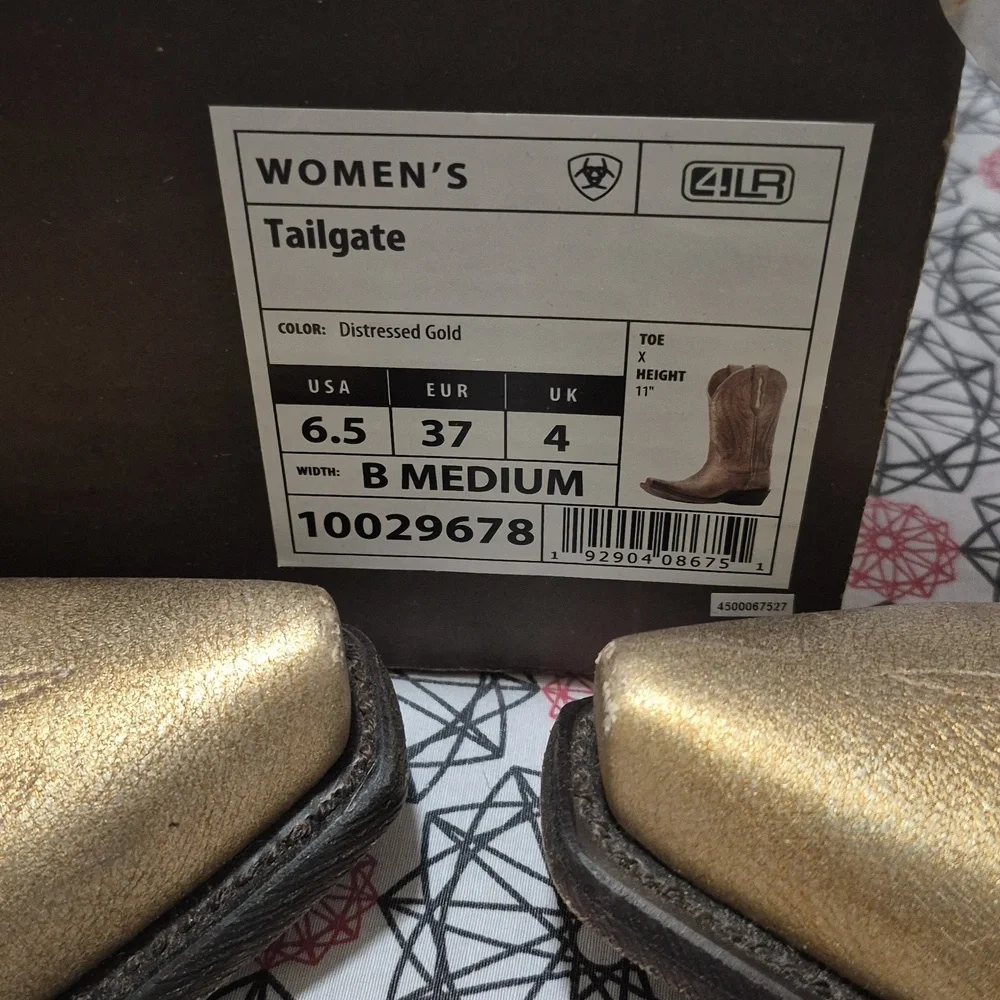 only wore once in my place. These boots dont even have a crease - Picture 3 of 3